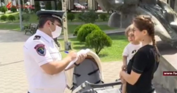 «Ребенок плачет, видя меня в маске»: молодую маму оштрафовали (видео)